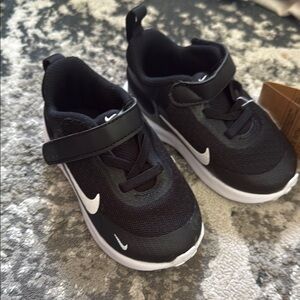 Nike Black and White Low-Top Sneakers with Velcro Closure